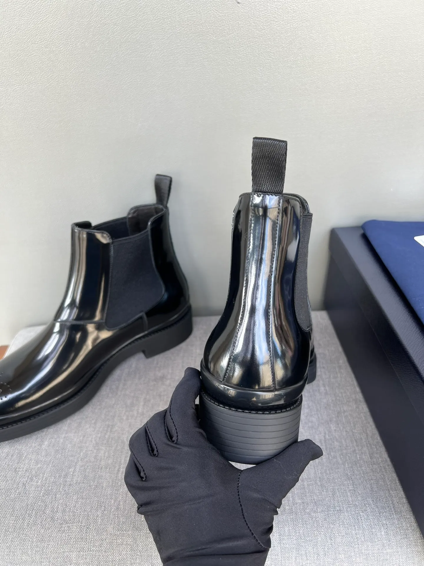 Batch of 1000💰Exclusive hot-selling new Prada Chelsea thick-soled men's shoes, naked boots, imported calf leather on the surface, cow leather on the lining, the outsole is made of private model TPU material, the frosted effect is consistent with the original version, 39-44 in stock (38, 45 custom-made, non-refundable)